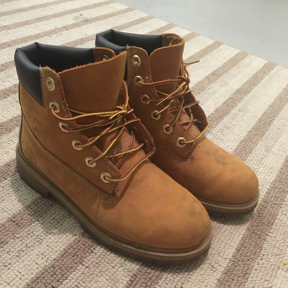 ❌SOLD!❌ Timberland Tan Boots Size 4 Youth